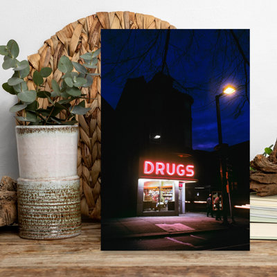 1980, 24 heures, pharmacie, nuit, enseigne au néon rose, médicaments, rétro, architecture urbaine rétro, art mural