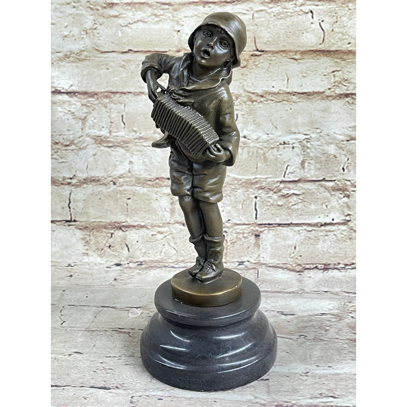 Figurine enfant garçon jouant de l’accordéon en bronze