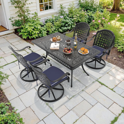 Ensemble de salle à manger d'extérieur 5 pièces, table rectangulaire de 148 cm de long avec trou pour parasol et 4 chaises pivotantes avec coussins bleus