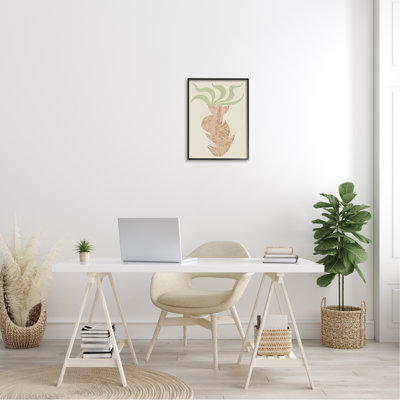 Mains rustiques tenant un pot de fleurs