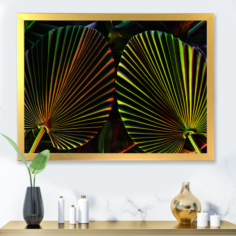 Feuilles tropicales ton sur ton noir - photographie sur toile, Cadre doré à coins fermés, H 24 po x l 32 po