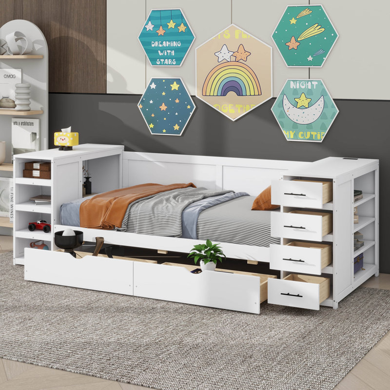Lit de jour simple en bois avec tablettes latérales et tiroirs, jumelé à un bureau de chambre polyvalent et une station de charge intégrée