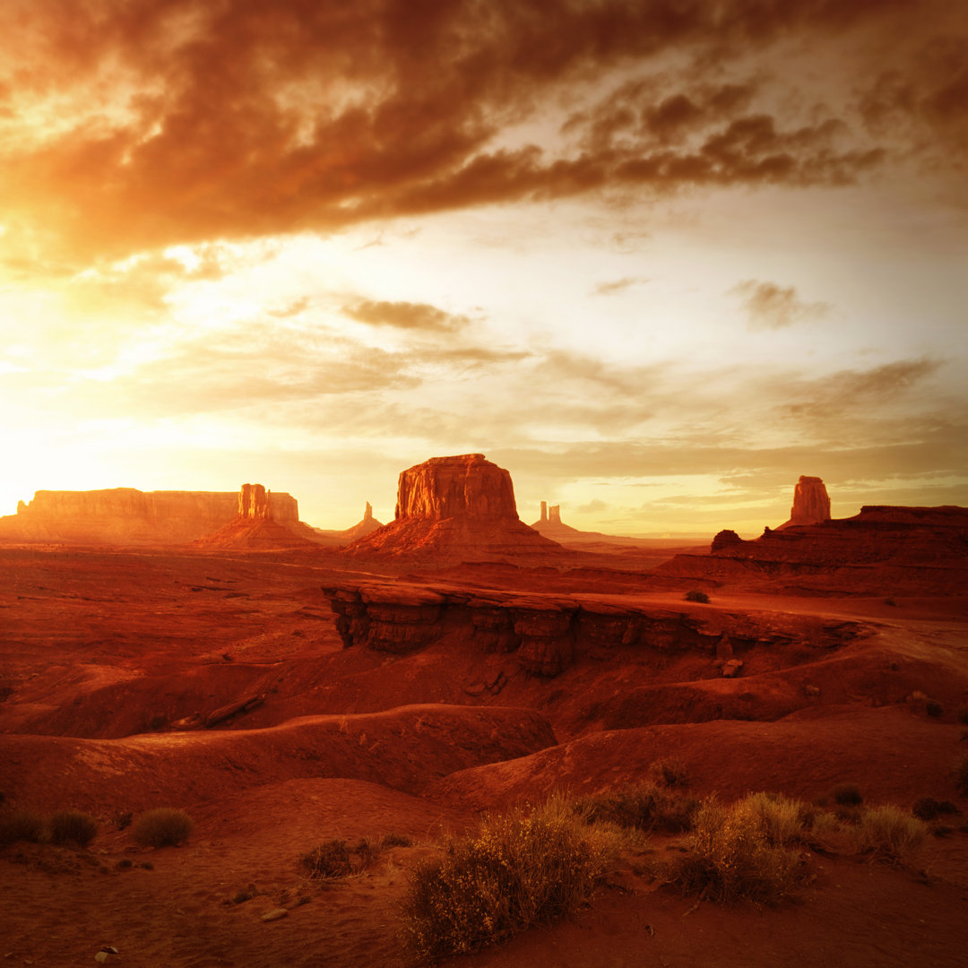 Monument Valley bei Sonnenuntergang von Powerofforever - Drucken