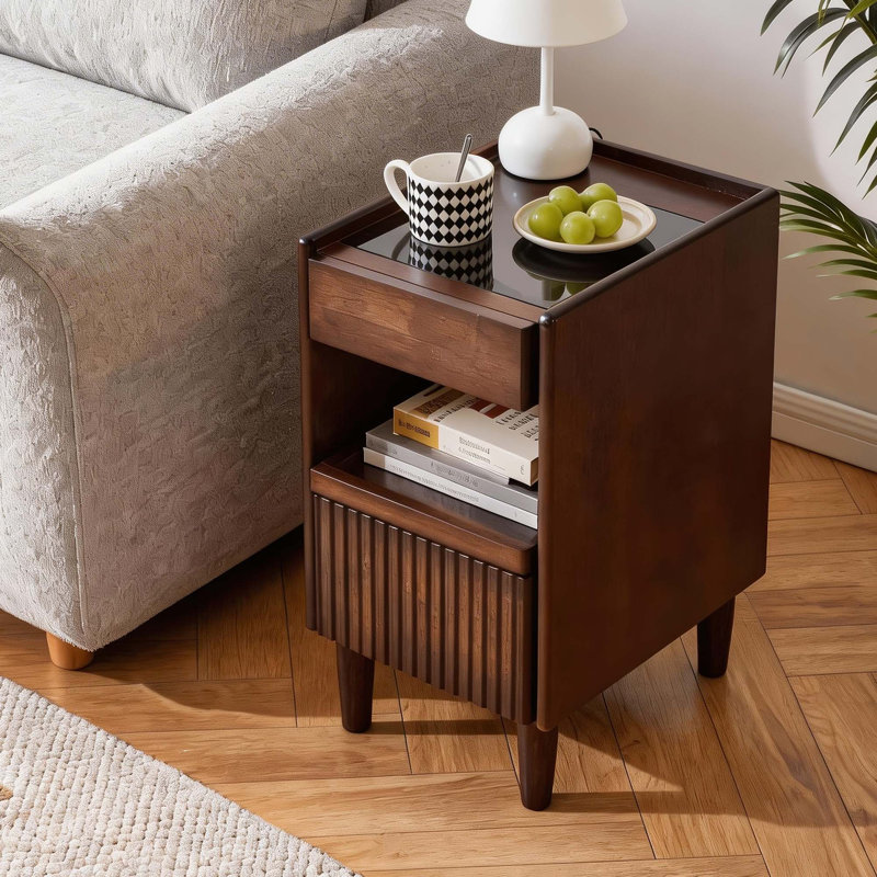 Table de chevet compacte en bois massif avec beaucoup de rangement