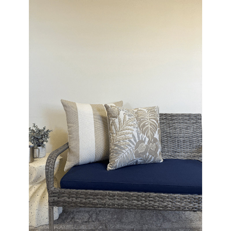 Coussin intérieur / extérieur Destinnie, 20 po x 20 po, Rayé brun clair