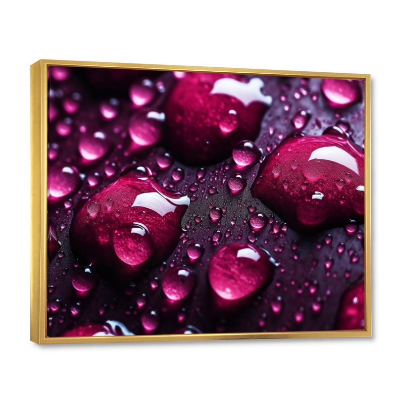 Rose rouge avec gouttes de pluie sur fond noir VI sur toile, H 24 po x l 32 po x P 1 po, Cadre flottant doré