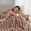 Ensemble de couette côtelée luxueuse 3 pièces en velours microfibre imitation fourrure, couleur moka, format king-135105740