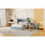 Grand lit avec prise de courant en gris, vaste espace de rangement et mobilier gris accessible, installation massive