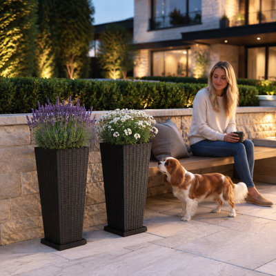 Jardinières de 33 pouces de hauteur et 24 pouces de hauteur avec soucoupes noires