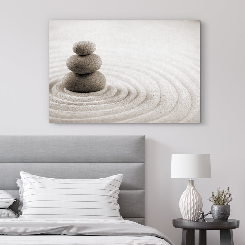 Zen Stones Rocks over a Rippled Sand Effect - reproduction de photo sur toile tendue, H 32 po x l 48 po x 1,5 po