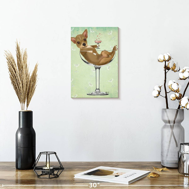 Chihuahua Brampt dans un verre à cocktail, H 12 po x l 8 po