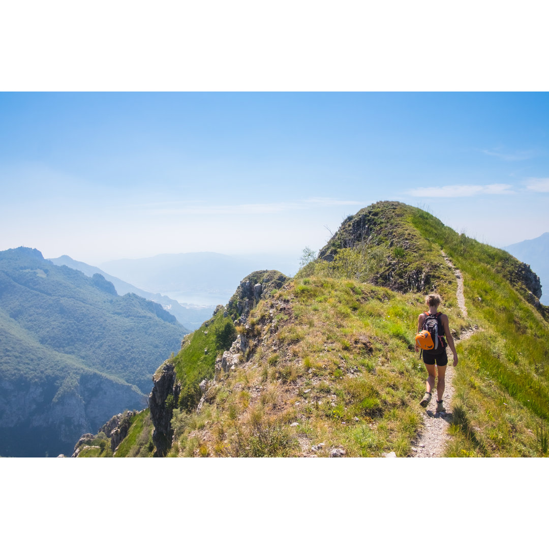 Frau beim Trekking im Hochgebirge von Deimagine - Druck ohne Rahmen auf Leinwand