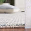 Tapis en laine touffeté à la main en coton ivoire / bleu Martha Stewart-95179854