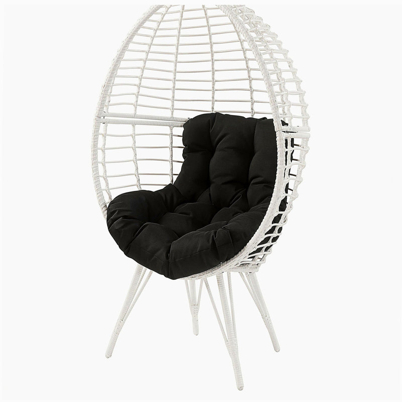Chaise de patio noire et blanche avec coussin amovible