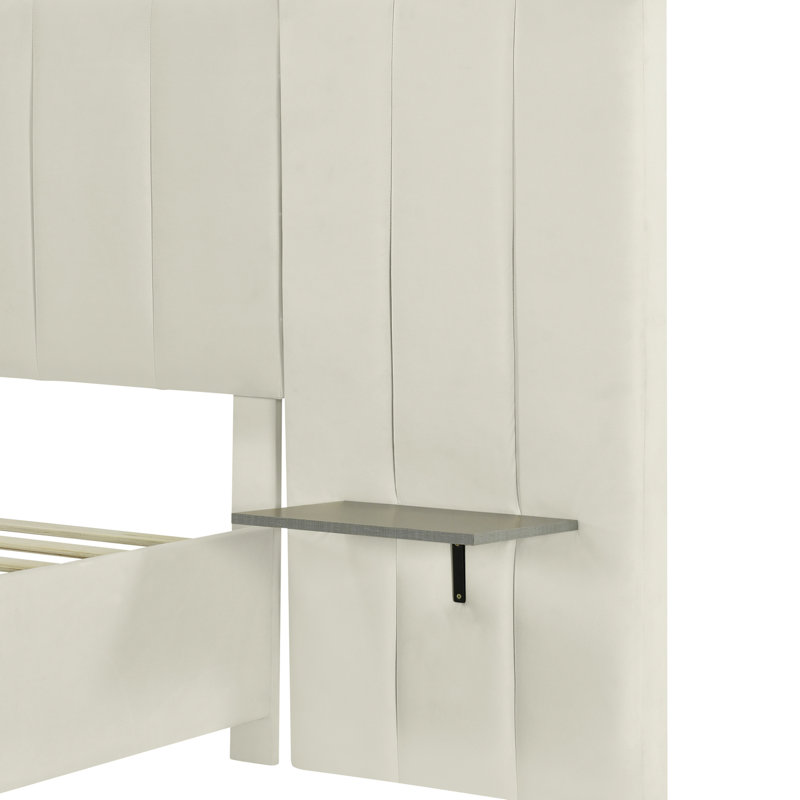 Lit confortable tapissier beige pour grand lit avec tête de lit surdimensionnée et tablettes pratiques avec rangement fonctionnel
