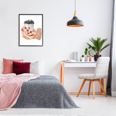 Mains tenant une tasse de café