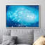 Bleu marine transparent, vie marine, poisson et méduse, décor nautique de plage-102480451-102480452
