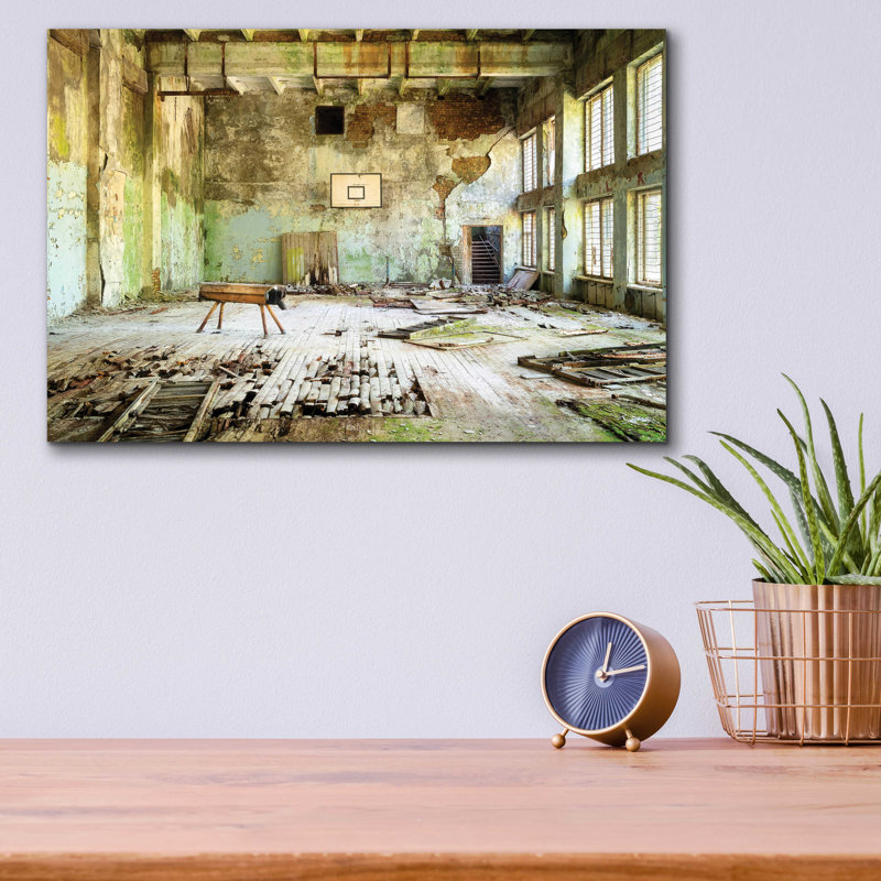 Art mural en verre Williston Forge «Old Abandonné Gym» par Roman Robroek, H 12 po x l 16 po x P 0,13 cm