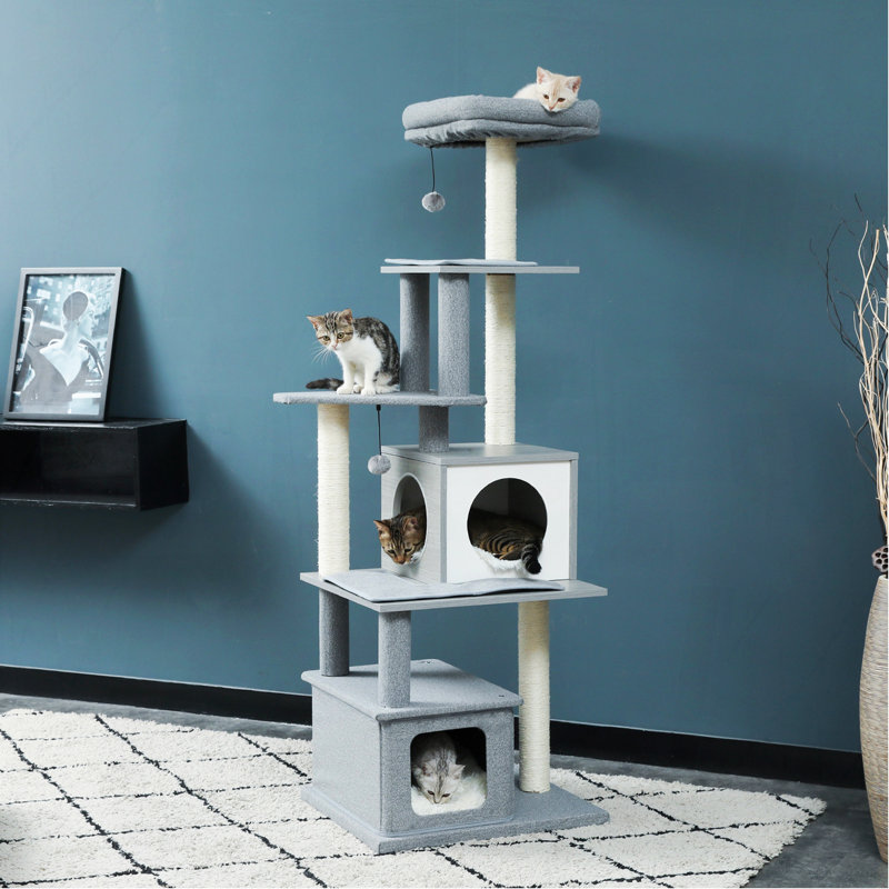 Arbre à chat en bois robuste avec plusieurs niveaux et poteaux à griffer, parfait pour les chats actifs et un design peu encombrant