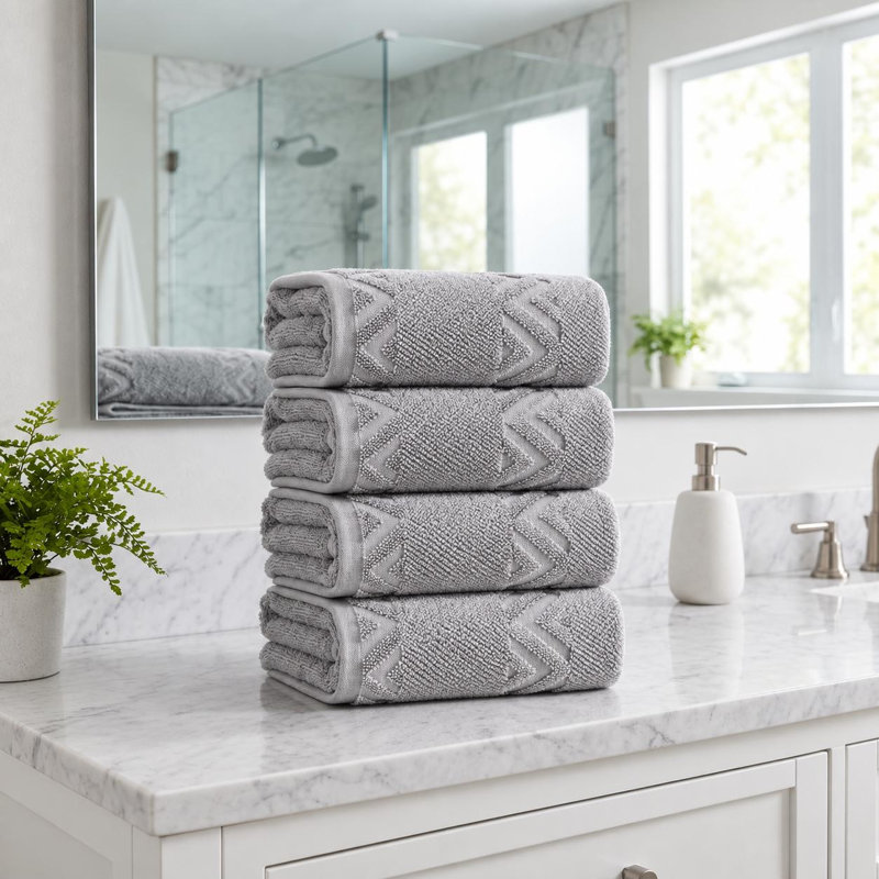 Ensemble de quatre serviettes de toilette géométriques en coton turc gris pâle, 68,5 cm x 137 cm