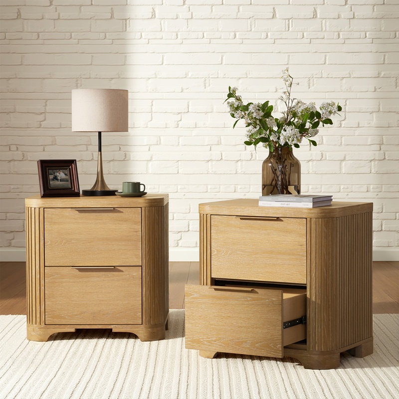 Table de chevet cannelée moderne à 2 tiroirs avec prise de courant 26 po William, Naturel