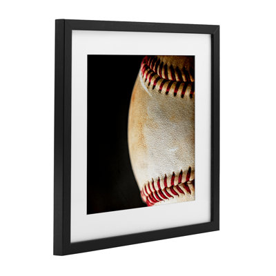 Baseball gros plan sur fond noir, reproduction d'art sous verre, design par Kim Allen