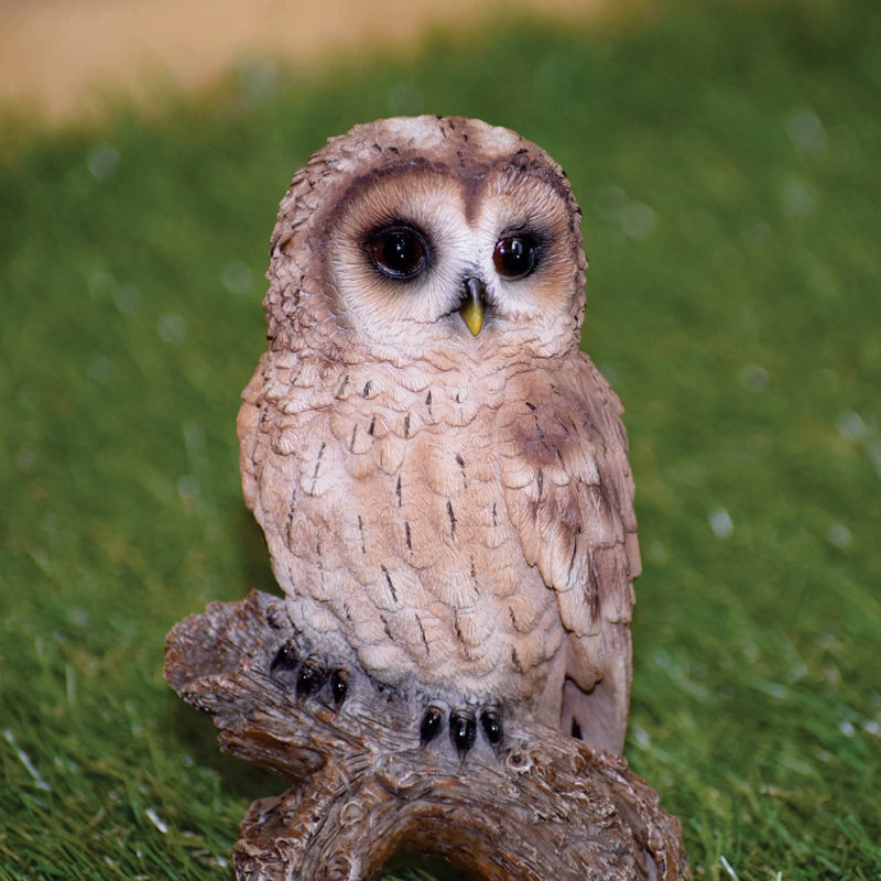 Statue hibou sur souches fauve