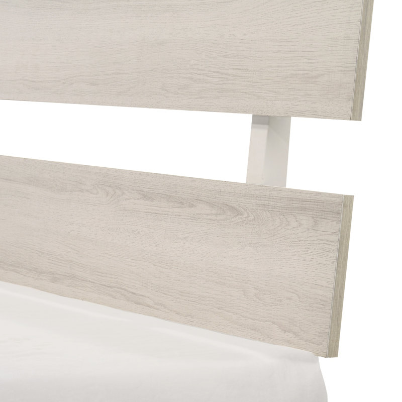 Grand lit plateforme rustique avec tête de lit à lattes, conception à profil bas, finition blanche délavée pour les chambres contemporaines