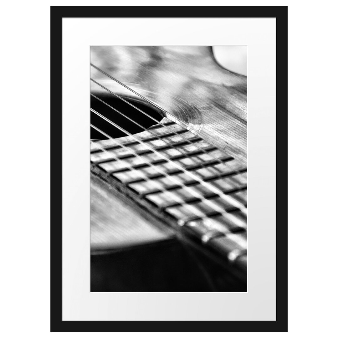 Gerahmtes Poster Gitarrensaiten am Schallloch