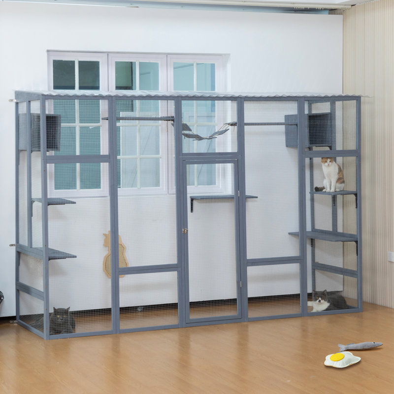 Enclos pour chat spacieux en bois gris avec 6 plateformes de saut, 2 condos, un pont et un panneau à gratter