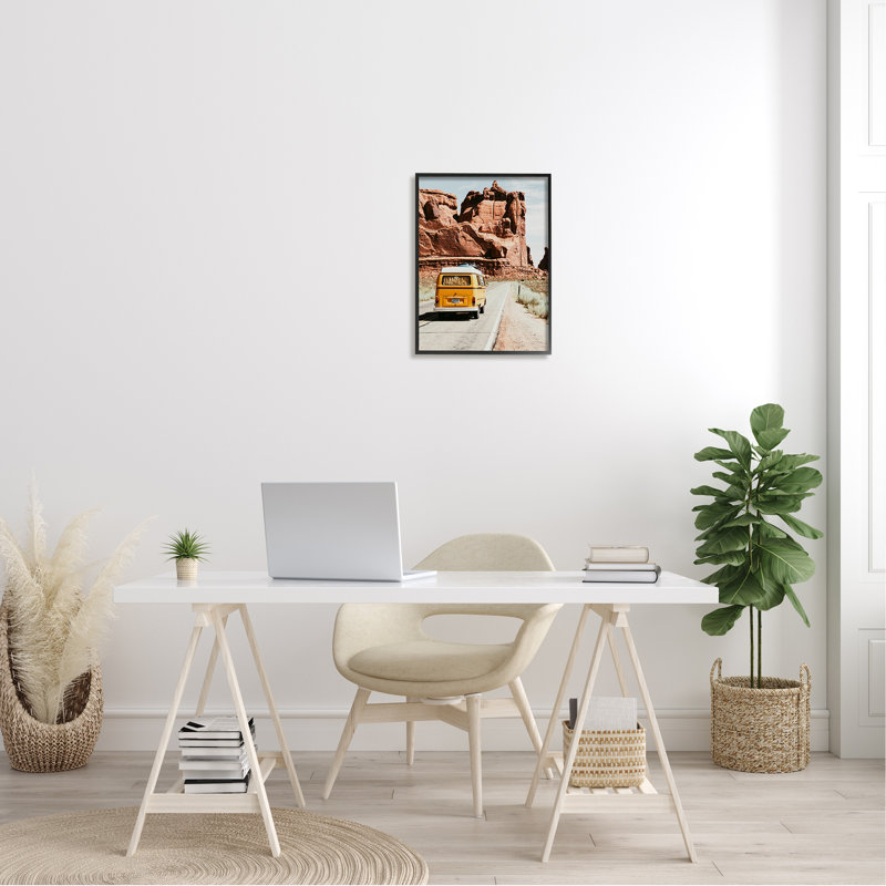 Yellow Van conduisant un canyon dans le désert, L 16 po x H 16 po, Giclée encadrée noir minuit