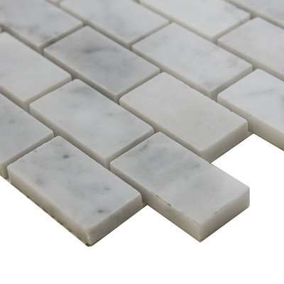 Carreau de mosaïque pour mur et plancher en marbre brique Carrara 1 po x 2 po Carrara