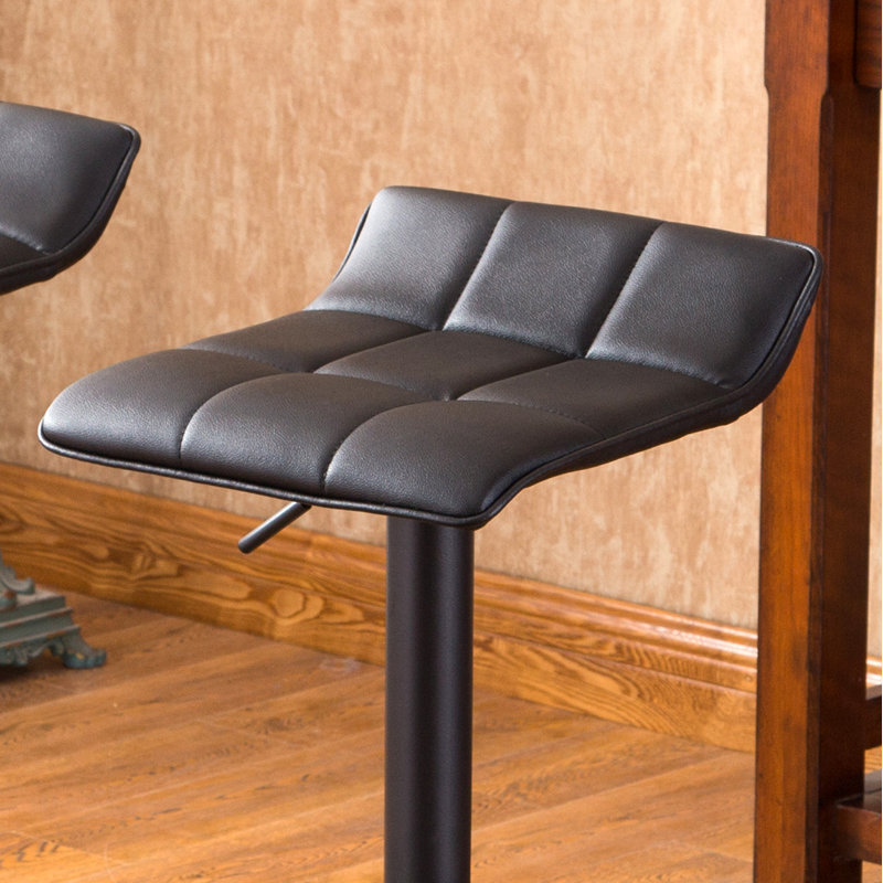 Table de bar ronde avec pieds et base en métal, jumelée à des tabourets de bar réglables en cuir reconstitué pour un ensemble de bar complet