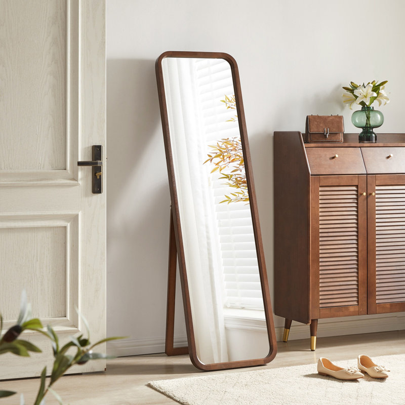 Miroir sur pied pleine longueur avec cadre en bois de hêtre massif au fini noyer chaud