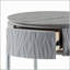Table de bout grise et brillante en chrome avec tiroir, combinant style moderne et amplement de rangement pour des salons élégants.