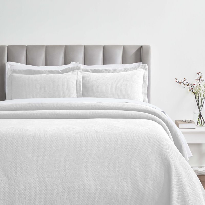 Peploi Medium Weight Jacquard Matelasse Floral Wreath 3 Piece Bedspread Set, Full Bedspread + 2 Standard Shams, White