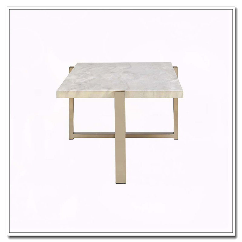 Table basse blanche et champagne