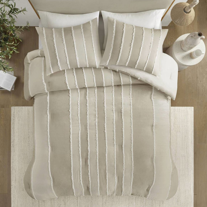 161532927-E60E Comforter