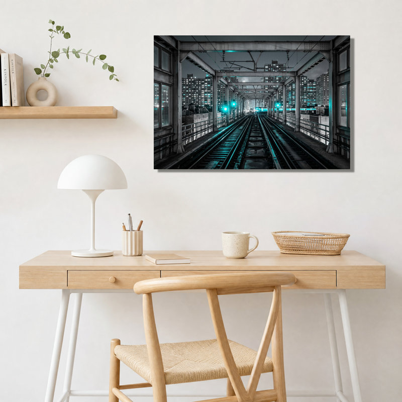 Tableau sur toile représentant des voies ferrées surélevées illuminées de turquoise dans une ville nocturne