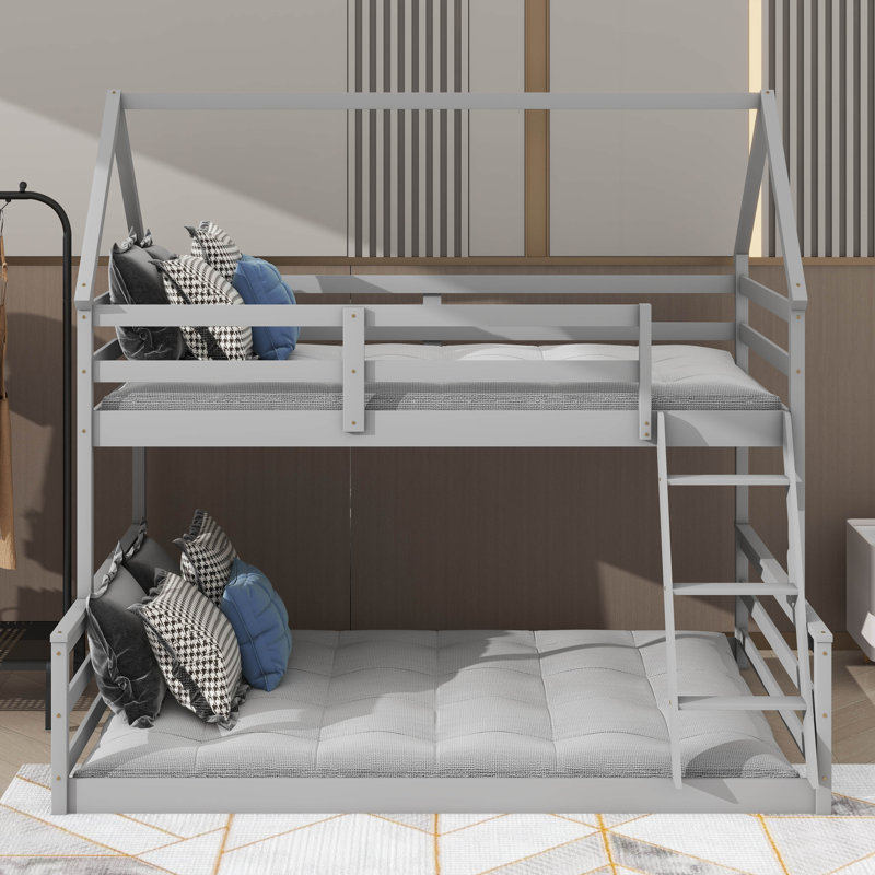 Lit simple superposé au dessus d'un lit double avec escabeau intégré pour un usage domestique