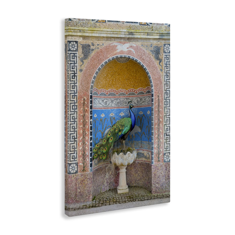 Paon avec une architecture traditionnelle sur toile par Danita Delimont, H 24 po x l 16 po
