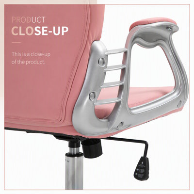 Fauteuil de bureau en similicuir rose, capitonné, accoudoirs rembourrés, hauteur réglable et roulettes pivotantes.