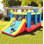 Jeu gonflable gonflable, grande surface de rebond, glissade très large, 2 cerceaux de basketball, filet de volleyball amovible, jeu de fléchettes, ventilateur inclus