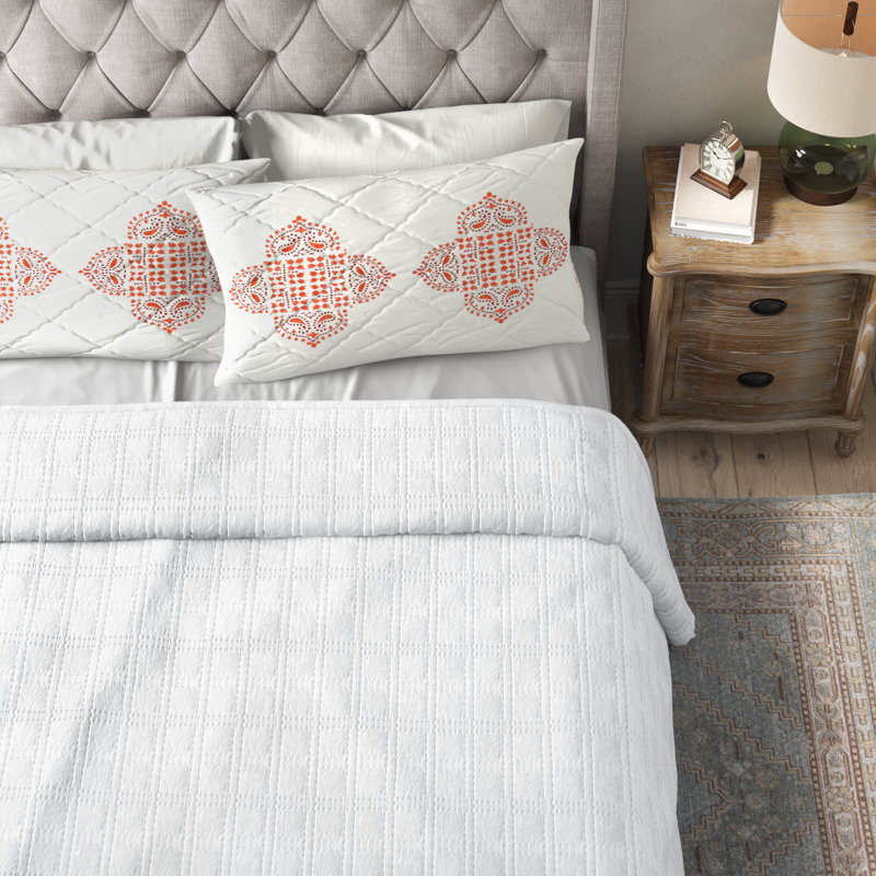 Hailee White Standard Cotton Modern & Contemporary Quilt, Queen