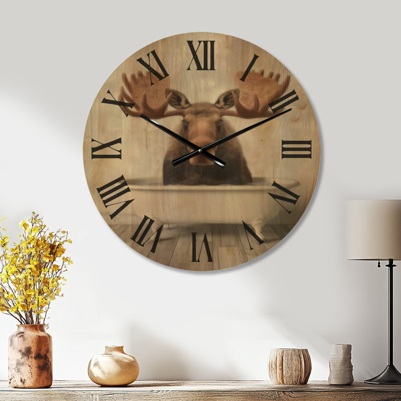 Grande horloge de la faune - orignal doux dans une baignoire, imprimé sur bois, Medium