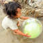 Sunnylife: ballon de plage gonflable 3D - Kaki biscuit The Croc Light - ballon transparent de 13,7 po