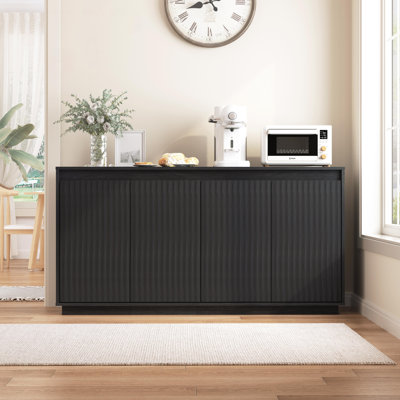 Buffet 4 portes en bois noir avec prise de courant, texture verticale ondulée, conception sans poignée pour le rangement de la cuisine et de la salle à manger modernes