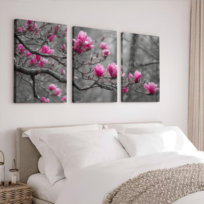 Ensemble de 3 tableaux sur toile tendue représentant des fleurs de magnolia roses sur des branches noires et blanches, pour la décoration du salon, de la chambre ou du bureau.