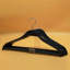 Cintre en plastique sans trace-310943076