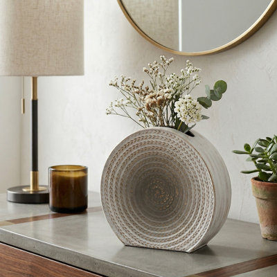 Ensemble de 2 vases décoratifs en fer de conception moderne ronde avec spirale texturée et silhouette sculpturale pour une décoration contemporaine.